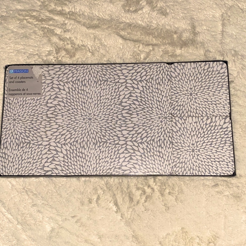 Placemats and coasters set of 4. Nice fresh grey and white pattern.